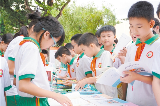 學生們挑選到自己心儀的書籍，沉浸在閱讀的世界中，盡情享受知識的滋養。